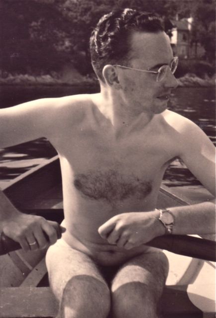 Hij had het nog gezegd dat die zwembroek twee maten te groot was gekocht. Maar hij moest ze nu wel terugvinden in de vijver voor iedereen arriveerde.